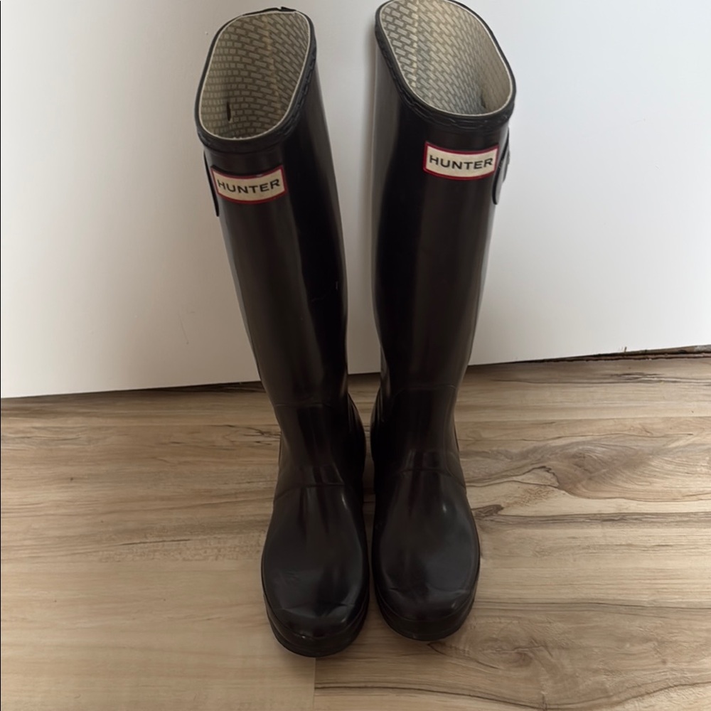Hunter Black Winter Rain Boots with Classic Wellington Style
